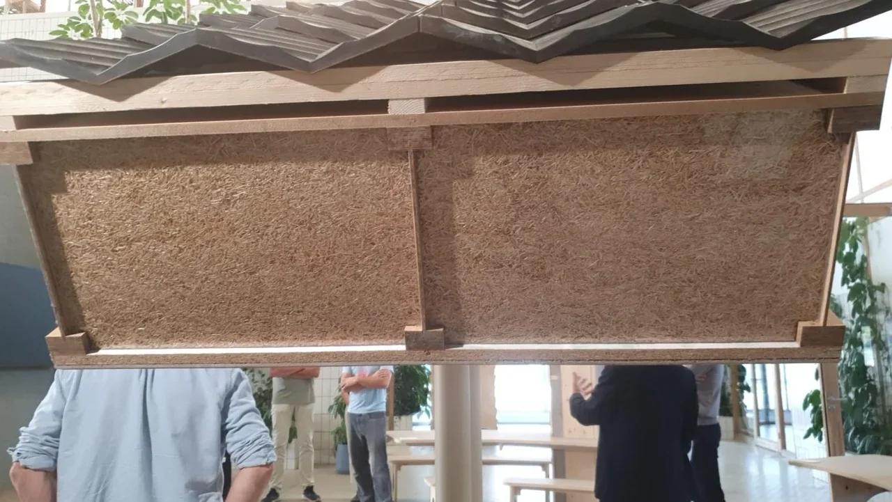 Open dakelement met BAS I-liggers en isolatie, getoond op Dutch Design Week 2026