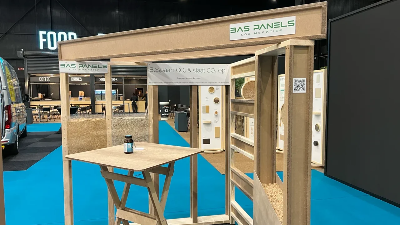 BAS Panels op HOUTBOUW 2025 BAS Panels-beursstand met voorbeelden van biobased bouwonderdelen