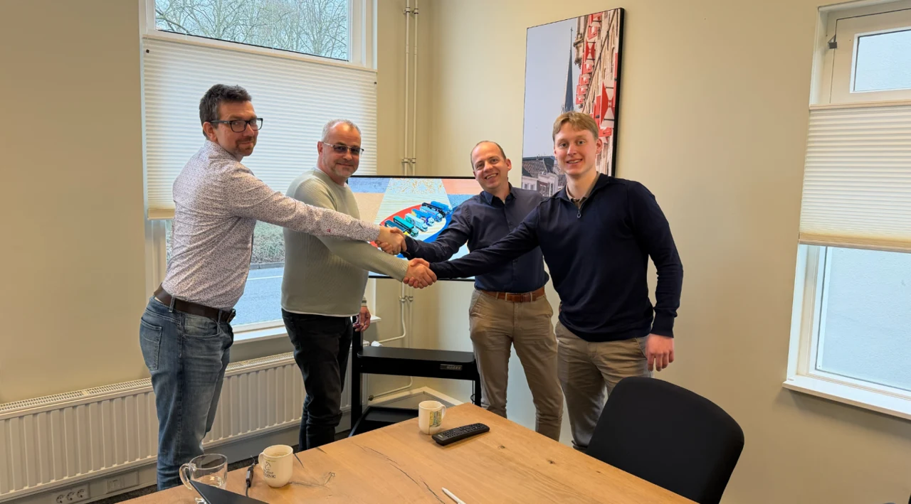 Samenwerking BAS Panels en SAKOL Vier vertegenwoordigers schudden elkaar de hand ter gelegenheid van de samenwerking tussen BAS Panels en SAKOL.