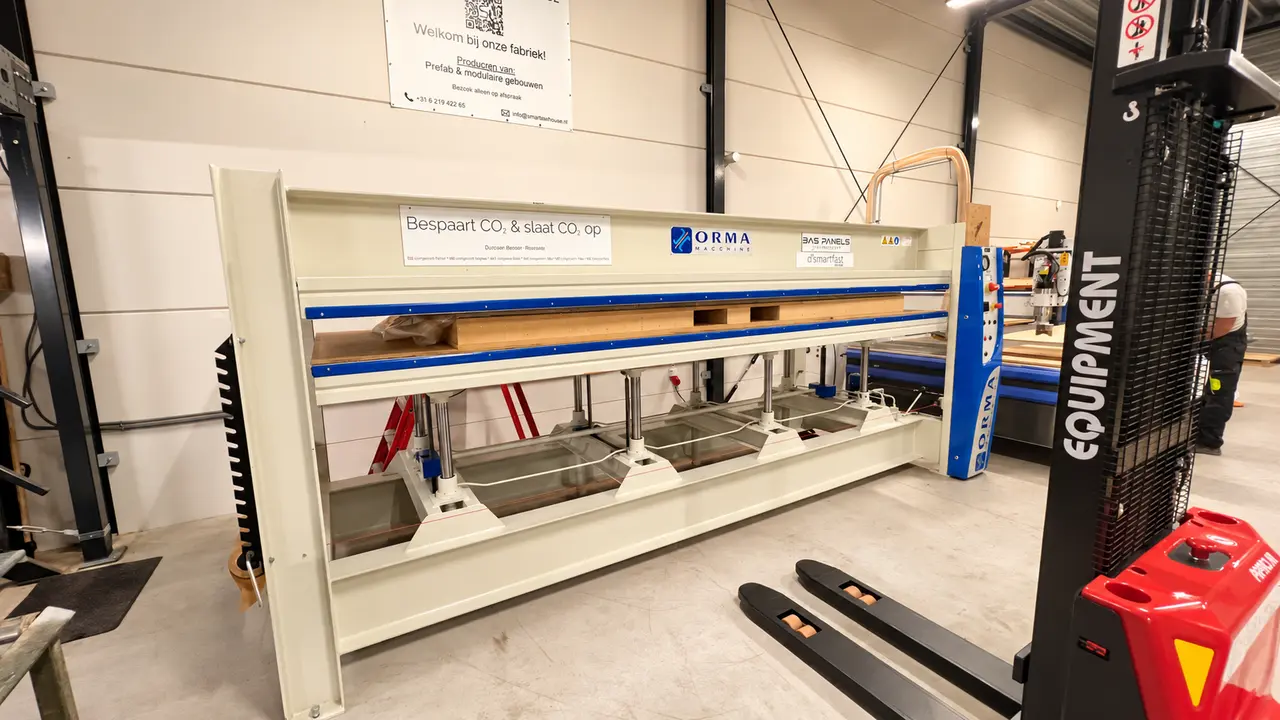 Productie van BAS-bouwproducten in Emmen Productiepers voor BAS-bouwproducten in de werkplaats van SmartFast House in Emmen