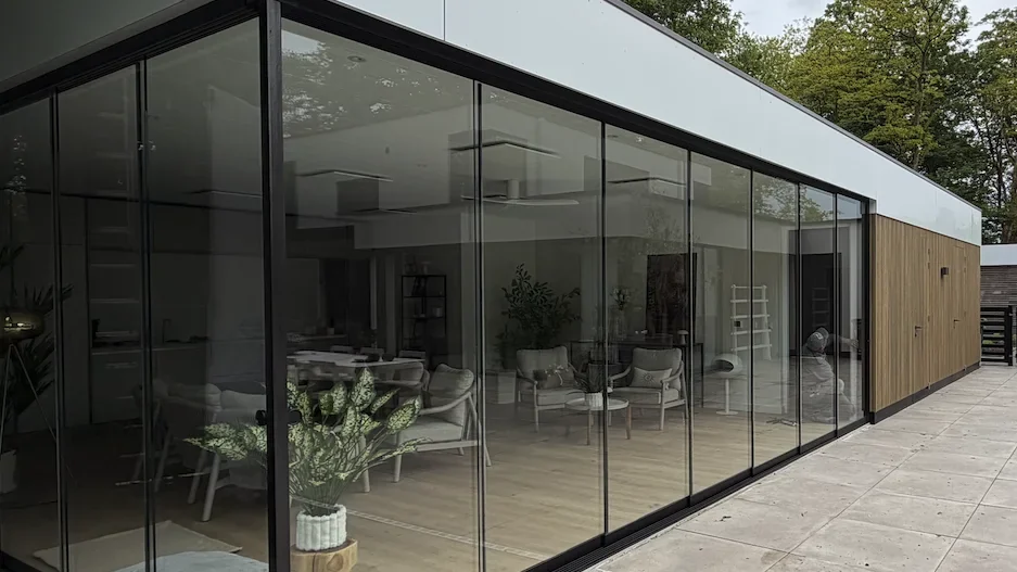 Poolhouse in Borger met grote glaspartijen aan het terras